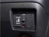 【片側電動スライドドア】ボタンを押すだけでスライドドアの開閉が可能。もちろんキーからの操作も可能。お子様を抱いている時・両手いっぱいの荷物を持ってる時など非常に役立ちます。