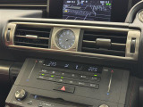 【左右独立オートエアコン】左右独立型、いわゆるデュアルエアコンです。運転席と助手席でそれぞれお好みの温度を設定可能です。