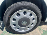 タイヤ残り溝が1.6mmになる目安として「スリップサイン」が設けられています。この車はまだまだ残ってますので、安心してお乗り頂けます!