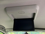 【フリップダウンモニター】大画面モニターで後席でもエンタメをお楽しみいただけます。小さなお子様にも大人気の装備です♪