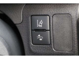 ■衝突回避支援機構■自動車に搭載したレーダーやカメラからの情報をコンピュータが解析し、運転者への警告やブレーキの補助操作などを行います。事故予防に!