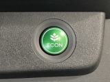 ECON モードをON にするとアクセルペダルの動きに対するエンジンの反応とエアコンの制御を切り換えることで、燃費のいい運転をするドライバーがペダルを踏んだ時と同じようにエンジンを制御します。