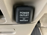 アクセサリーソケットはUSBのアダプターなどをつければ、スマホの充電にも使えます。周辺には物が置けるボックスがついています。