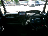 大きなフロントガラスで広々とした視界の運転席まわりです。