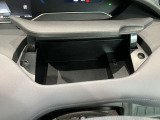 運転席の前に収納スペースが有ります☆小物類などすっきり収納♪