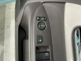 狭い駐車場で便利な電動格納ドアミラーが付いています。