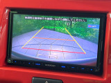 【バックカメラ】駐車時に後方がリアルタイム映像で確認できます。大型商業施設や立体駐車場での駐車時や、夜間のバック時に大活躍!運転スキルに関わらず、今や必須となった装備のひとつです!