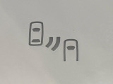 【ブラインドスポットモニター】走行中、ドアミラーの死角になりやすい箇所に後続車が接近するとサイドミラーのレンズに警告を表示!ドライバーに注意喚起をしてくれます。