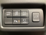 運転席脇のクラスタースイッチ部分にはカメラ切り替えスイッチ、パーキングセンサー、その他走行系スイッチを集中配置しております。