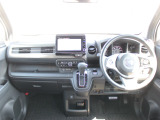 操作性に優れた運転席となります!小物入れや各ボタンの配置にこだわり、使いやすいです!座り心地もよく視認性も良好なのでロングドライブもお任せ下さい!