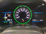 ハイブリット車専用のメーターです。中央のスピードメーターより左右のサブデスプレイで燃費や動力伝達などの情報が見れるようになっています。