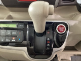 CVT車のセレクトレバーです。低速から高速まで、変速ショックのないスムーズな走りを実現するとともに、エンジン効率のよい領域を維持することで燃費にも貢献します。