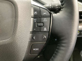 前方の車との車間を設定し、スピードを上げたり緩めたりを自動で行ってくれる追尾式の「レーダークルーズ」。上級装備の一つです!高級車にしかつかない嬉しい機能です。
