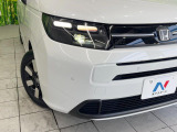 【LEDヘッドライト】悪天候や夜間走行時も良好な視界を確保し安心して運転できる高輝度LEDヘッドライトを装備!点灯速度が早く、消費電力も抑えられています。