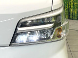 【LEDヘッドライト】悪天候や夜間走行時も良好な視界を確保し安心して運転できる高輝度LEDヘッドライトを装備!点灯速度が早く、消費電力も抑えられています。