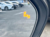 【ブラインドスポットモニター】走行中、ドアミラーの死角になりやすい箇所に後続車が接近するとサイドミラーのレンズに警告を表示!ドライバーに注意喚起をしてくれます。