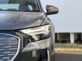 マトリクスLEDヘッドライト装備 複数のセンサーとカメラによって他車や歩行者を検出。ドライバーや歩行者の視界を妨げることが無いように、約1億通りの自動配光が可能です。