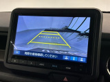 リバースギアに入れるだけで後方の表示へ切り替わります。夜間や雨の日の駐車も楽になりますよ。