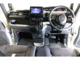 ドライバーを包み込むように、ディスプレーやスイッチ、コンソールを配置。座った瞬間から運転への期待が!空間そのものの心地よさにこだわっています。