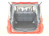 後席シートは分割可倒式です。乗せる荷物や乗車人数に合わせて片側ずつ倒すことが出来ます。