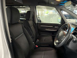 運転席の画像です。足元やシートまわりに余裕があり、リラックスした姿勢で運転が可能です。視界も良好で操作系へのアクセスもしやすく、快適で安心感のあるドライブをサポートします。