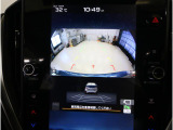 後方映像を11.6インチディスプレイに表示し、ステアリング連動ガイドラインが駐車をサポート。さらに後退時はリヤ4センサーが障害物を検知し、必要に応じてブレーキが作動します。