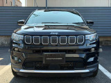 Jeepの象徴7スロットグリルがインパクトあります。フロントに障害物センサーを標準装備しております。