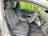 運転席まわりには十分なスペースがあり、大柄な方でもゆったり運転していただける環境です。