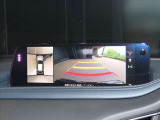 360度モニター搭載車ですので、低速時での不安を解消してくれます。この写真は右側はバックカメラですが、前進時にはフロントカメラにもなりますので歩行者や縁石なども確認することが可能です