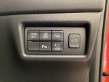 各種機能の切替スイッチは運転席パネル下に集約されています。任意で切り替え可能なため状況に合わせてお使いください。