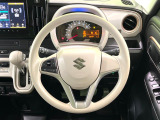 インテリアに合わせたデザインのステアリングは、運転される方のことも考え、運転しやすい形状、大きさです。是非一度、実際に触ってお確かめください。