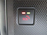 エアバッグ作動時や後突時、もしくは車内のSOSボタンを押した際に緊急通報オペレーターに連携し、救急・警察を手配します。更にオペレーターにも連携、お客様のご要望に応じてロードサービスの手配を行います。