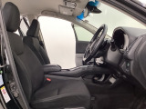 広い足元にゆったり座れるシートには肘掛けも装備しており長距離の運転でも疲れにくくなってます。