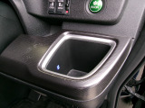 運転席右側のドリンクホルダーです。