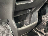 運転席、助手席間には小物入れがあります。