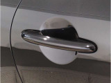 【スマートキー】車両のキーをカバンやポケットに入れたまま、お車の開閉が可能で御座います。お車の前に立ってキーを探す必要が御座いません。