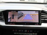4台の広角サラウンドビューカメラが、車両の全周囲360度を瞬時に捉え、様々な角度からの映像を映し出し、駐車時の操作がより簡単になります。ギアをリバースに入れるか、センターコンソールのボタンで起動します。