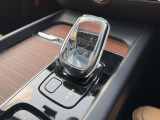 【オレフォス社製クリスタル・シフトノブ】高い存在感を放つクリスタルのシフトノブはボルボPHEV車のみに装備される特別なアイテム。スウェーデン南部のクリスタルガラスメーカー、オレフォス社による製造。