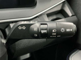 【オートライト】車のセンサーが周囲の明るさを感知し、自動でヘッドライトを点灯・消灯する機能です。この機能は夕暮れ時の交通事故が多い時間帯の安全性を高めてくれます。