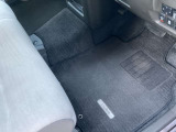 純正フロアカーペット付きです。社外品とは違い、マットのズレも少なく安全に運転できます。