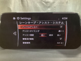 カメラが車線を認識してはみ出しそうになるとステアリングアシストが介入するレーン・キープ・アシストシステムを装備しております。お好みで作動・非作動の設定も可能です。