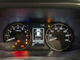 様々な車両情報を表示できるTFTマルチインフォメーションディスプレイを中央に配した視認性の高い大型2眼メーターです