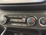 【オートエアコン】一度お好みの温度に設定すれば、車内の温度を検知し風量や温度を自動で調整。暑い&hellip;寒い&hellip;と何度もスイッチ操作をする必要はありません。快適な車内空間には必須の機能ですね♪