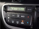 【オートエアコン】温度を設定すれば自動で快適な車内温度を保ちます。エアコン内部の高性能脱臭フィルターで車内のアレルゲンや花粉を除去。