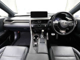 上質で落ち着いた印象のインパネ。視界も広々で運転しやすいです。