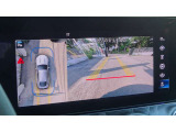 【360度カメラシステム】リバースと連動し、車両後方の映像をディスプレィに表示歪みの少ないカメラにより鮮明な画像で後退の運転操作をサポートします。