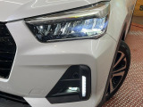 【LEDヘッドライト】悪天候や夜間走行時も良好な視界を確保し安心して運転できる高輝度LEDヘッドライトを装備!点灯速度が早く、消費電力も抑えられています。