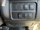 運転席右下の操作しやすい位置に各種設定ボタンがあります。