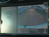 ☆全周囲カメラが駐車をアシスト☆4つの高解像度カメラで車の周囲を撮影!見えにくい死角の駐停車も驚く程に楽々です。バックカメラは、車庫入れの時は勿論、後方の安全確認もできて安心です♪