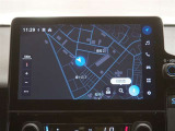 ディスプレイオーディオ(コネクティッドナビ対応)PLUS搭載。T-Connectご契約で2029年4月まで無償で利用できるナビ(期限到来後は有償)と、解約後も利用できる車載ナビが搭載されています。